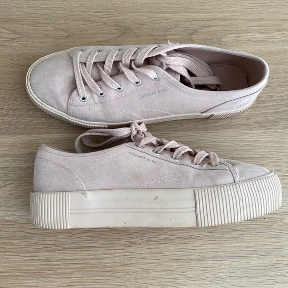 Light pink tennis shoes - Picture 2 of 5